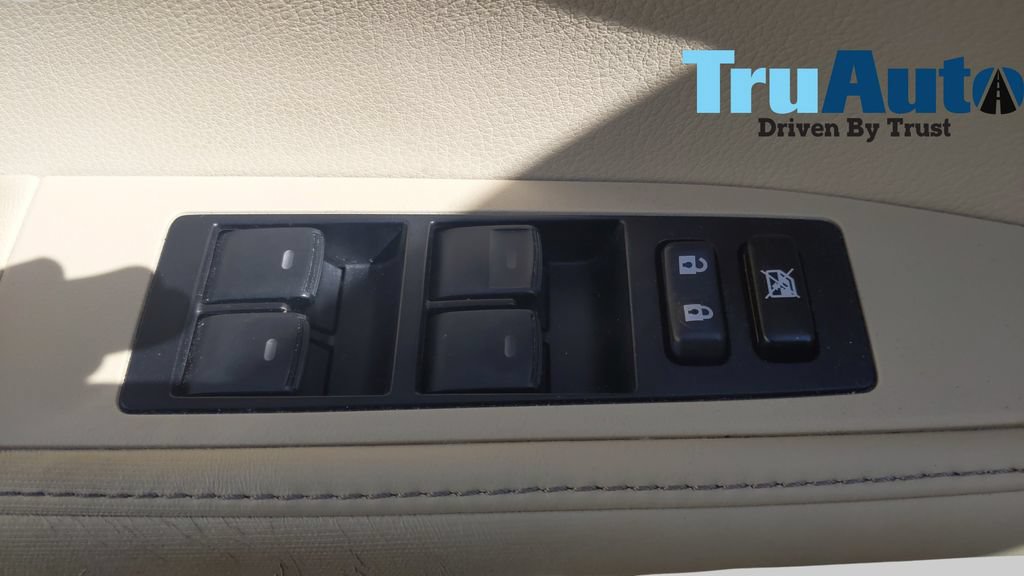 Used 2013 Lexus ES 300h w/ Luxury Pkg FWD image 16