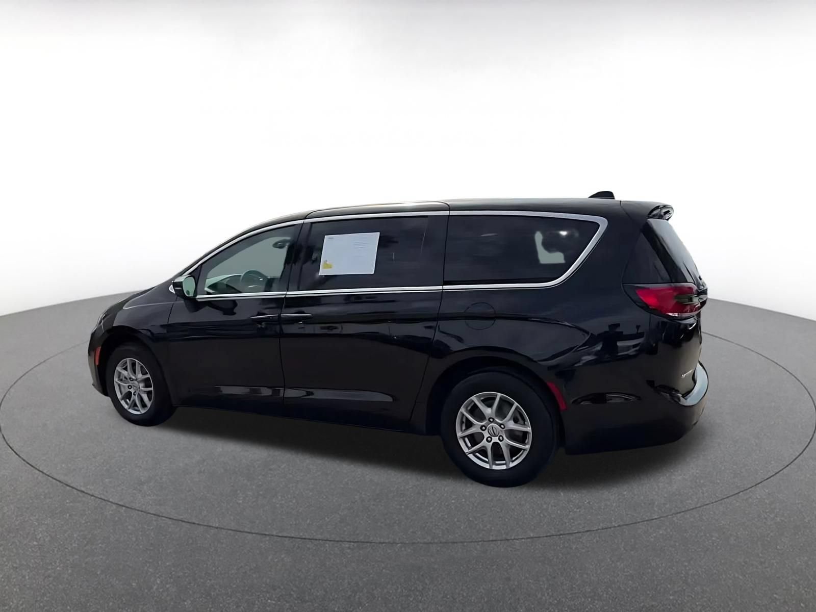 Used 2025 Chrysler Pacifica Select FWD image 8