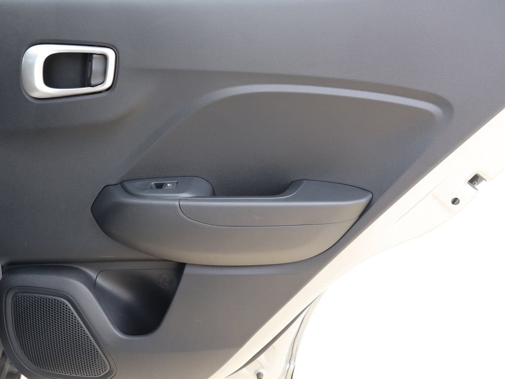 Used 2025 Hyundai Venue SEL FWD image 10