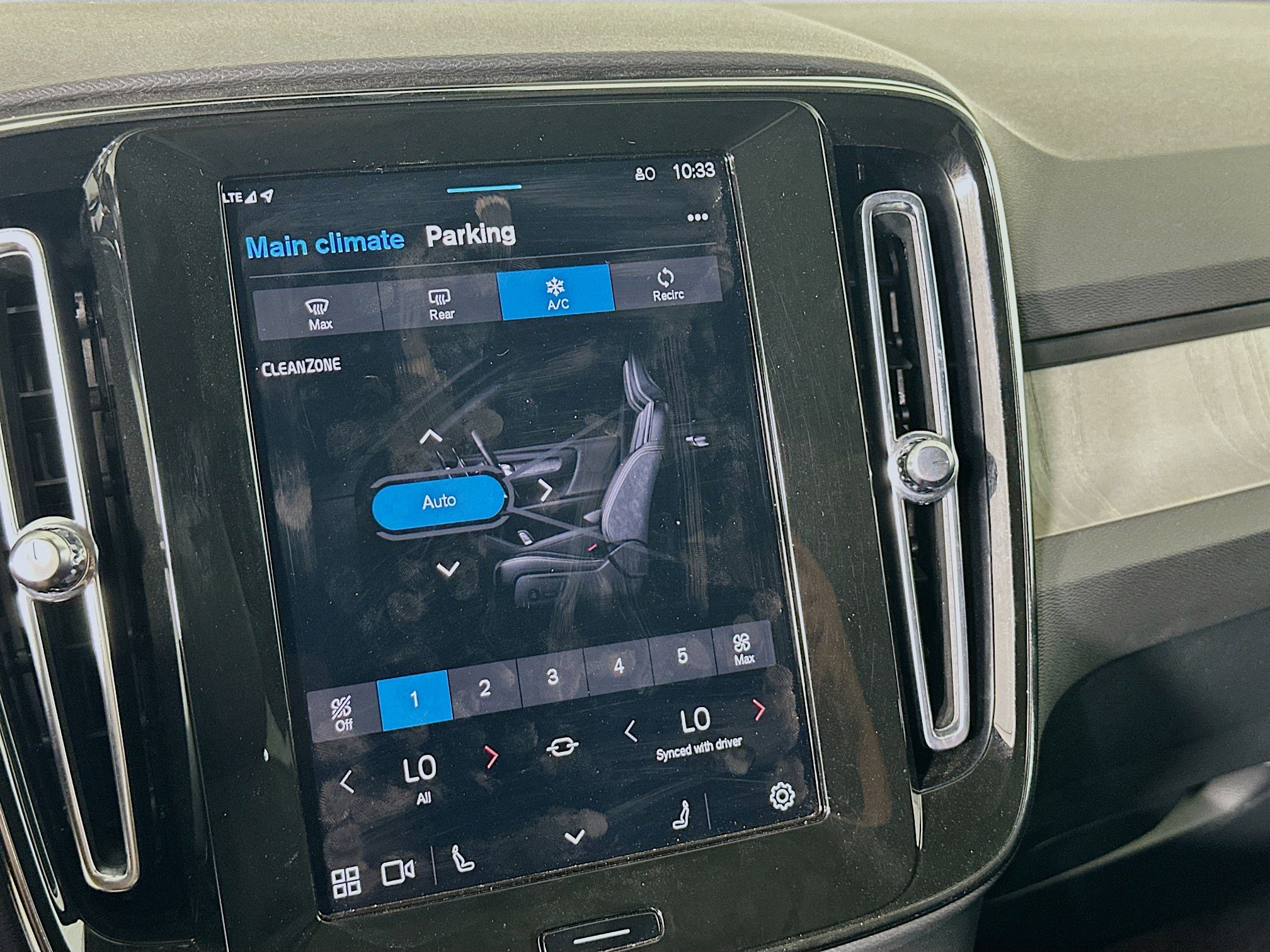 Used 2025 Volvo XC40 B5 Plus image 24