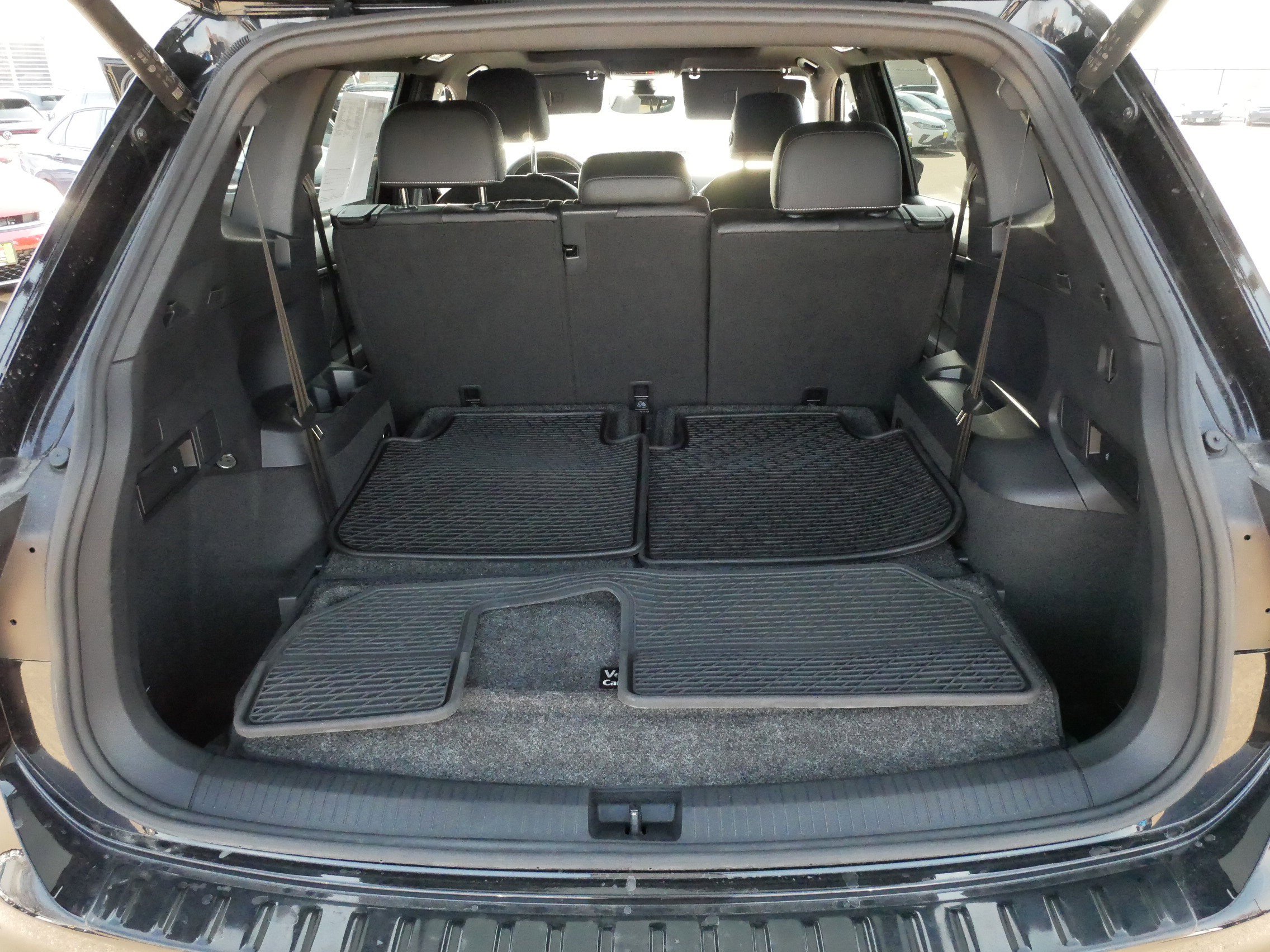 Certified 2023 Volkswagen Tiguan SE R-Line image 18