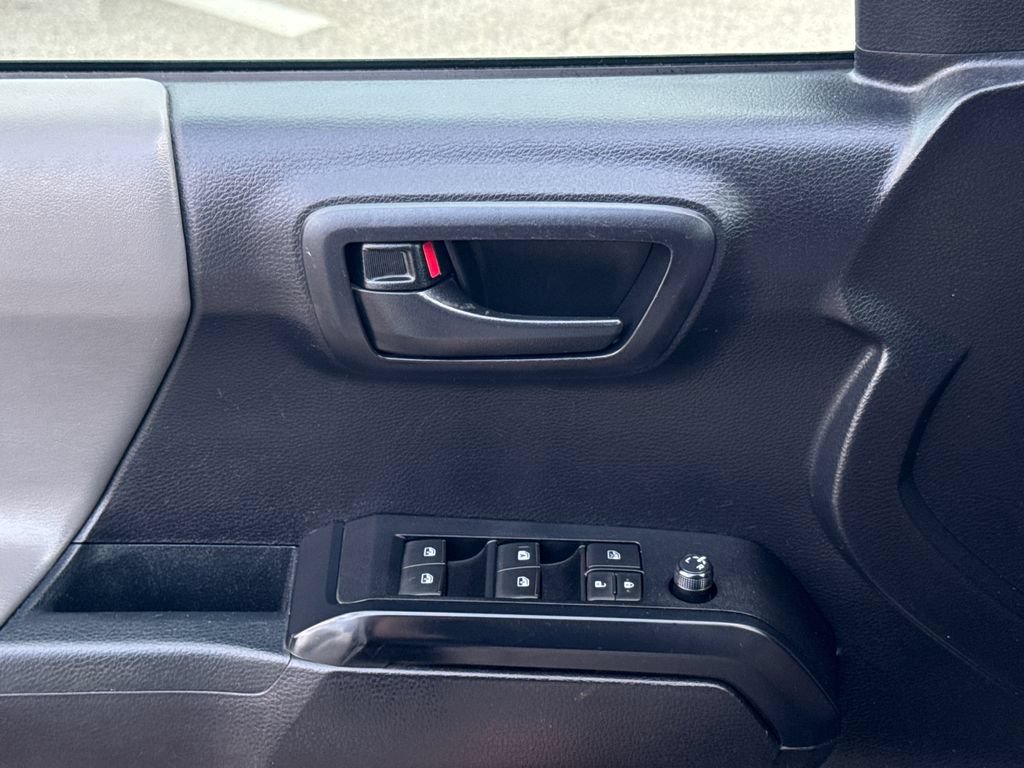 Used 2020 Toyota Tacoma SR AWD/4WD image 33