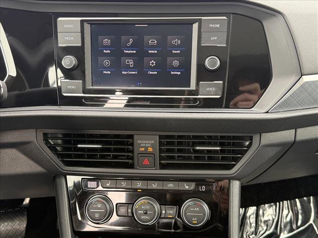 Used 2024 Volkswagen Jetta SE w/ Panoramic Sunroof Package image 17