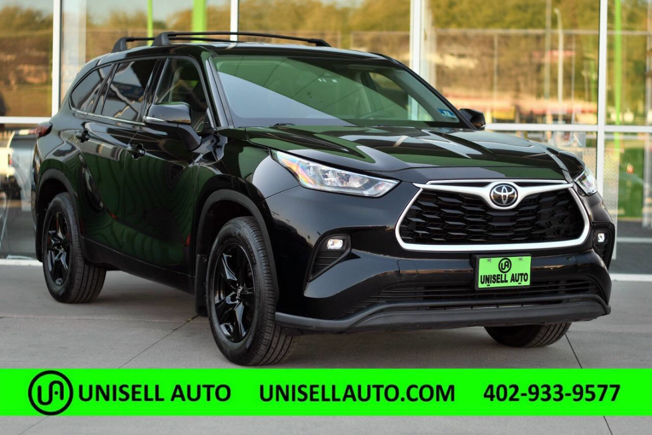 Used 2020 Toyota Highlander LE image 1