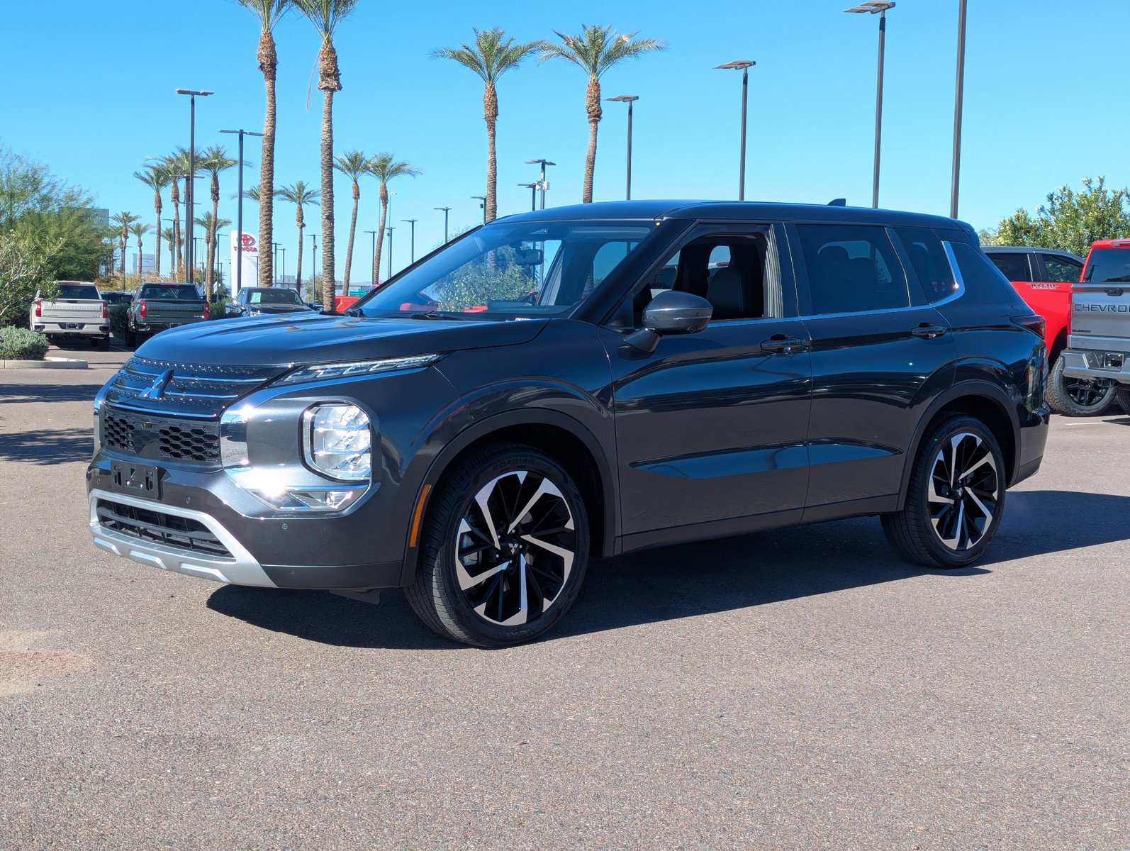 Used 2024 Mitsubishi Outlander SE image 2