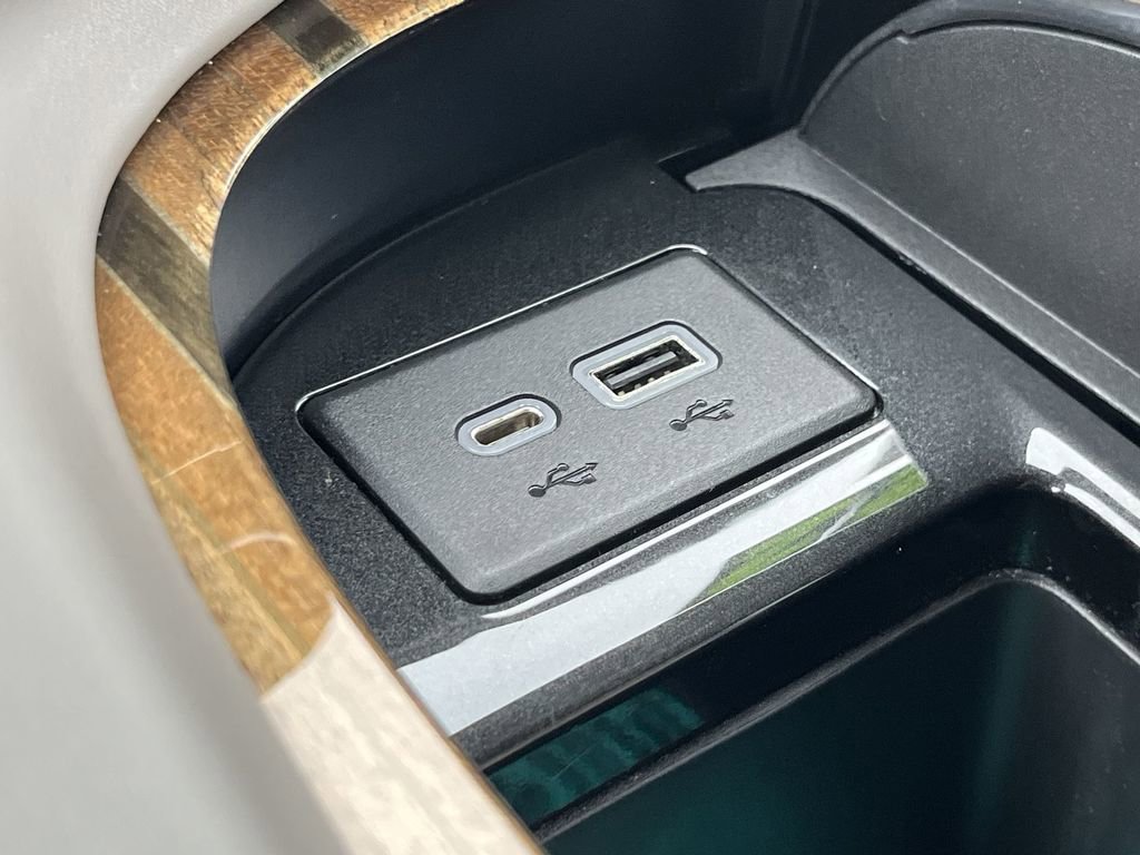 Used 2022 Cadillac Escalade ESV Premium Luxury Platinum w/ Heavy-Duty Trailer Package image 46