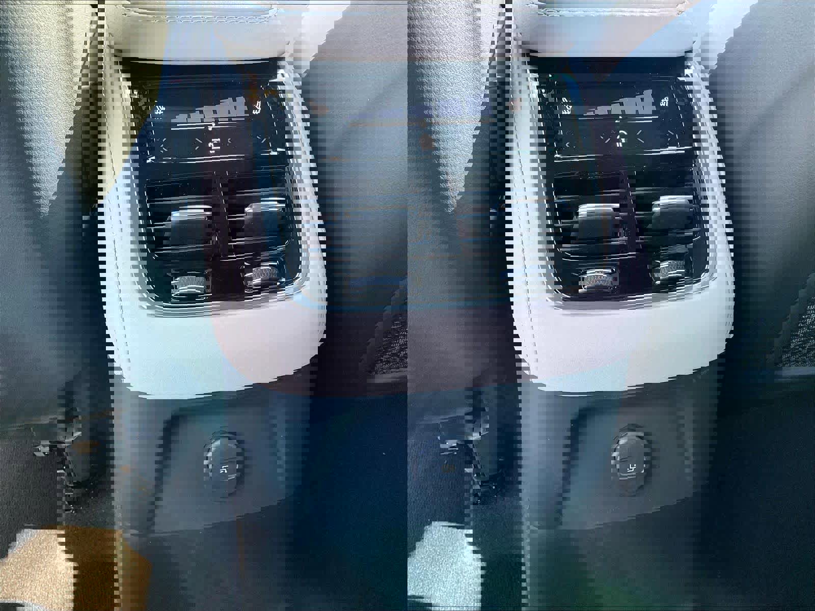 New 2026 Volvo XC90 T8 Plus w/ Protection Package Premier image 16