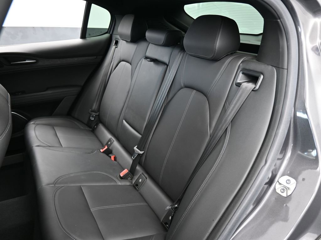 Used 2023 Alfa Romeo Stelvio Sprint image 36