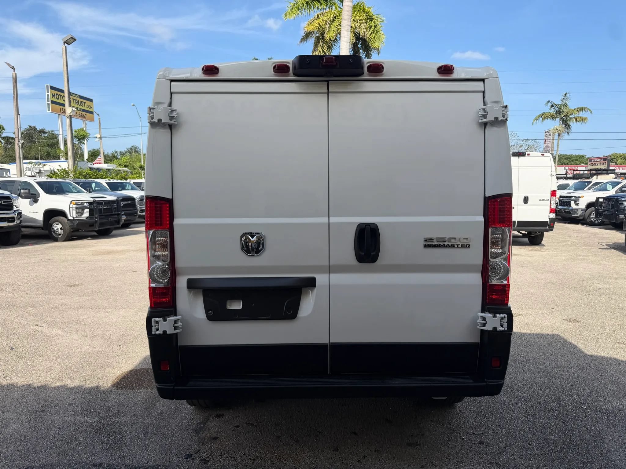 Used 2025 RAM ProMaster 2500 w/ Convenience Group FWD image 4