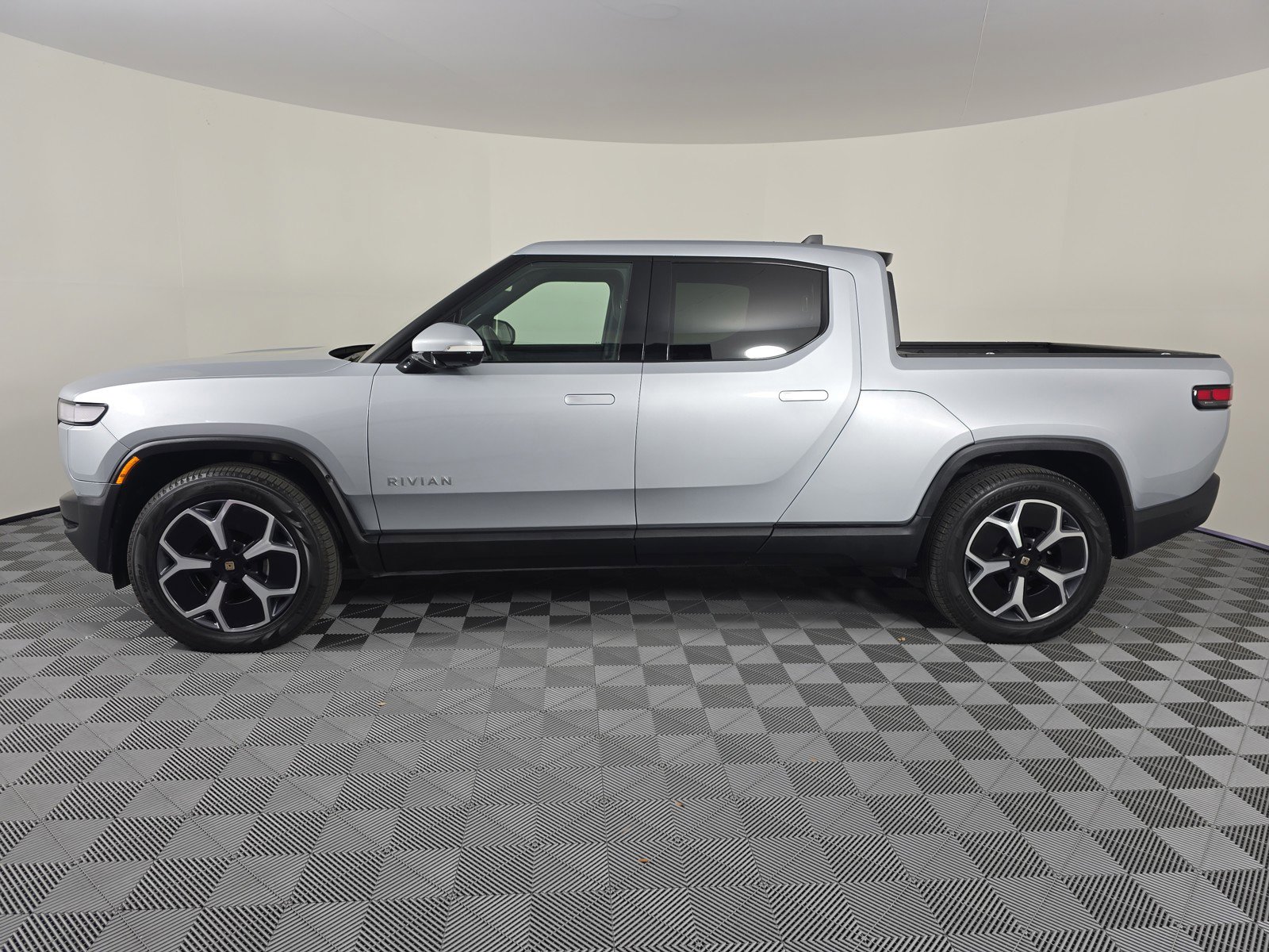 Used 2024 Rivian R1T Adventure image 2