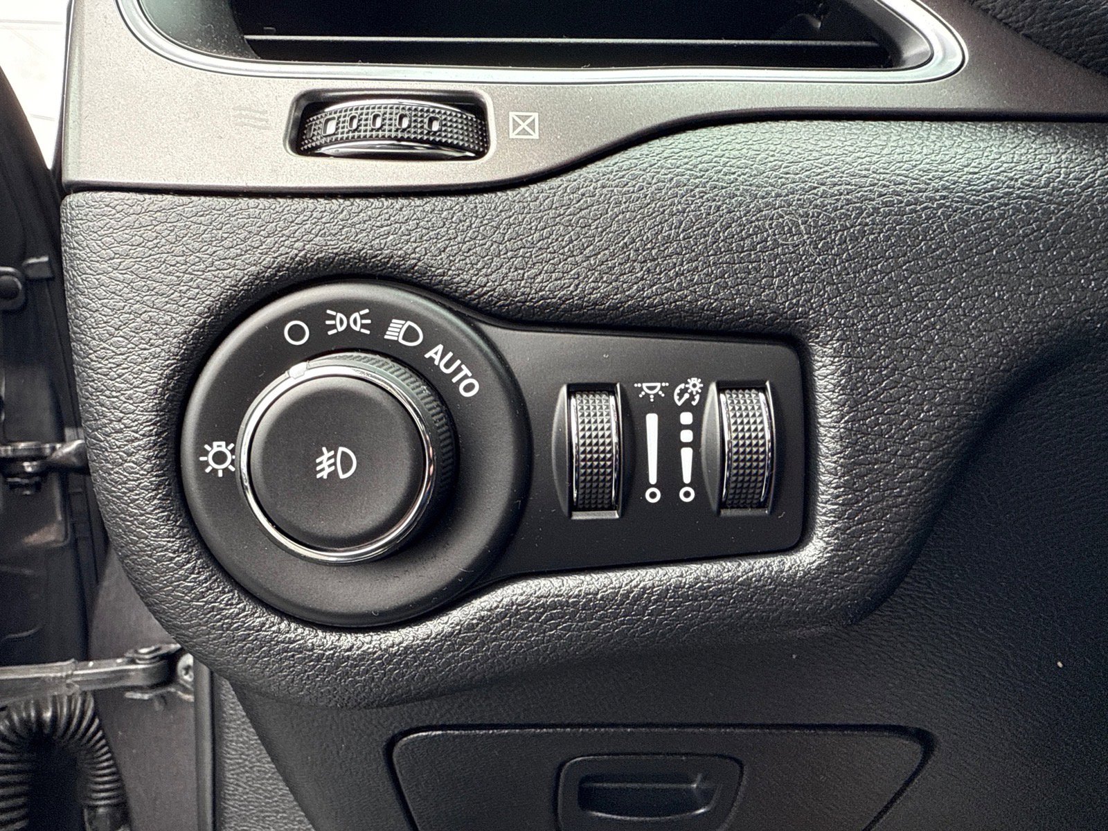 Used 2019 Jeep Cherokee Latitude Plus image 26