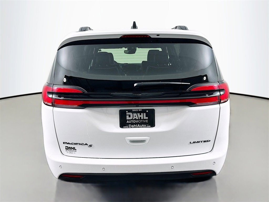 Used 2025 Chrysler Pacifica Limited image 11