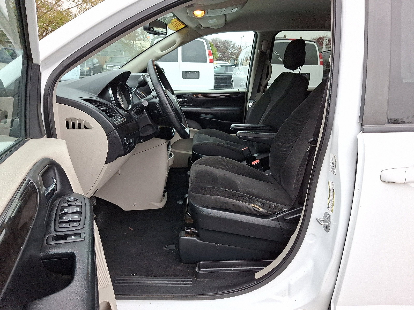 Used 2018 Dodge Grand Caravan SE w/ UConnect Hands-Free Group image 16