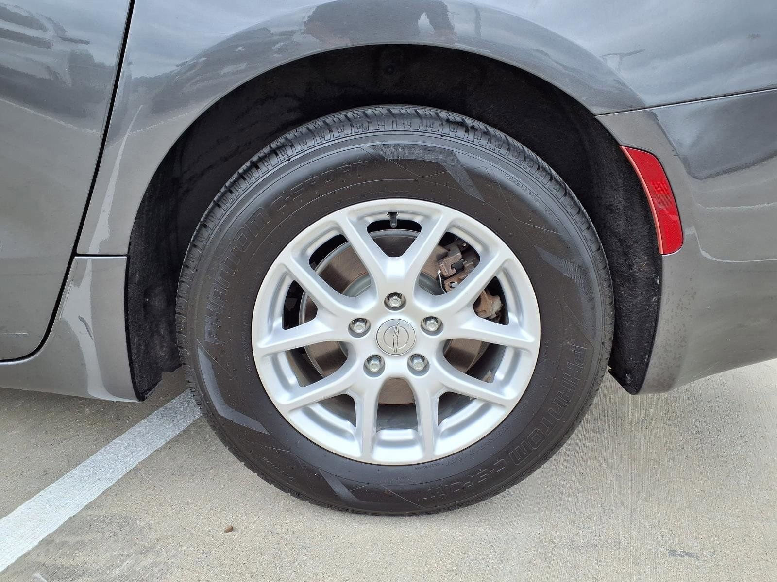 Used 2019 Chrysler Pacifica LX FWD image 10