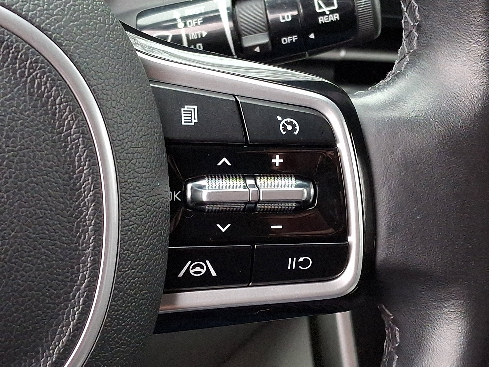 Used 2022 Kia Carnival LX image 22