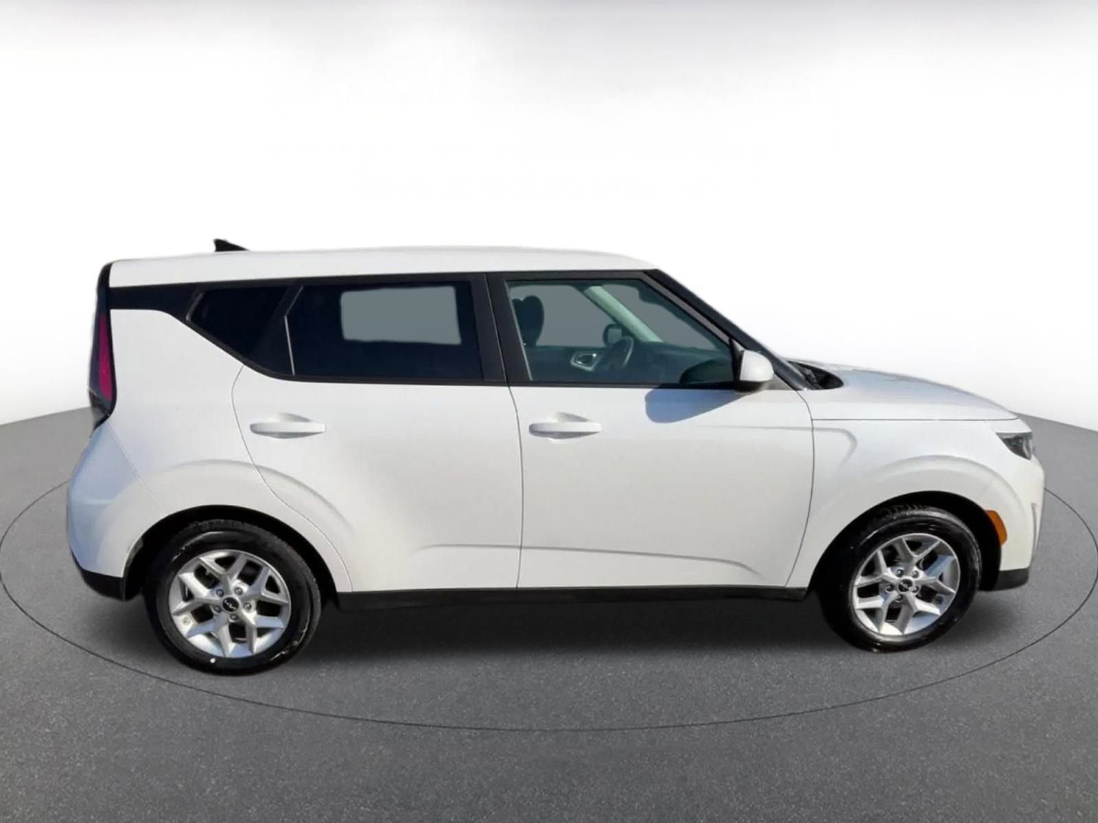 Used 2025 Kia Soul LX w/ LX Technology Package FWD image 16