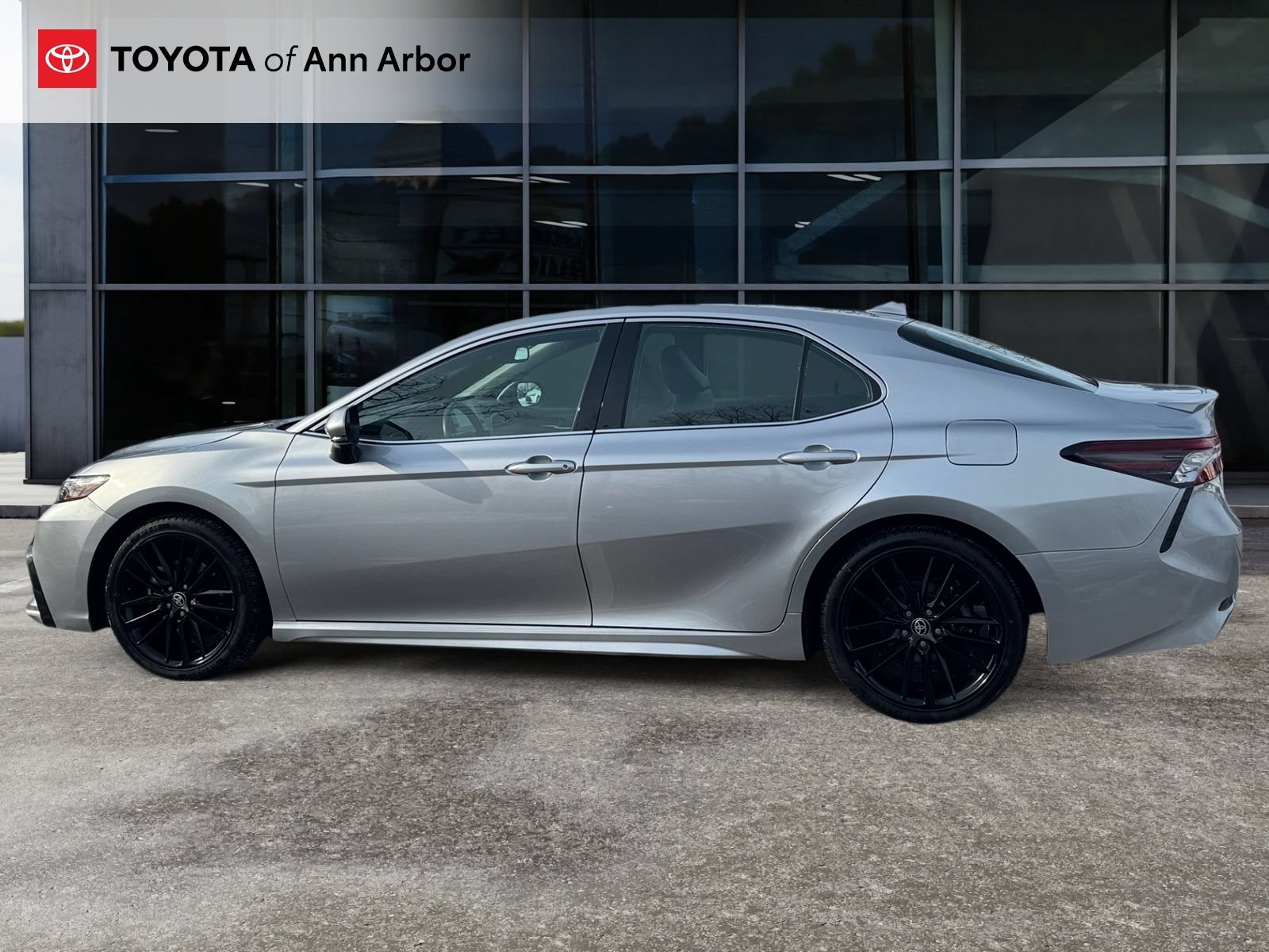 Used 2024 Toyota Camry XSE FWD image 9
