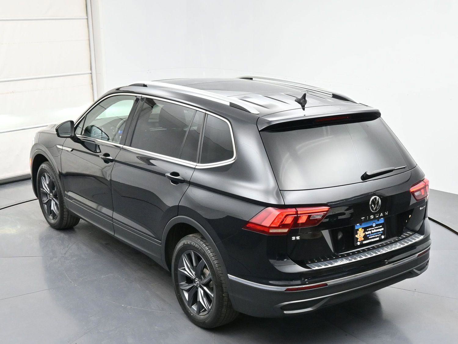 Certified 2022 Volkswagen Tiguan SE w/ Panoramic Sunroof Package AWD/4WD image 31