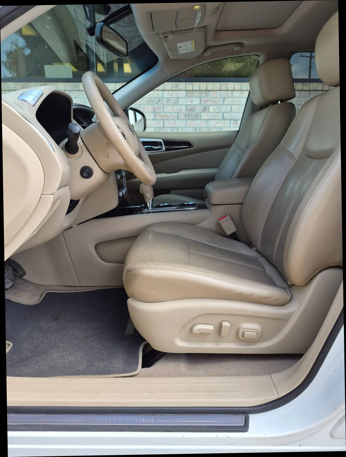 Used 2014 Nissan Pathfinder Platinum w/ Platinum Premium Package FWD image 30