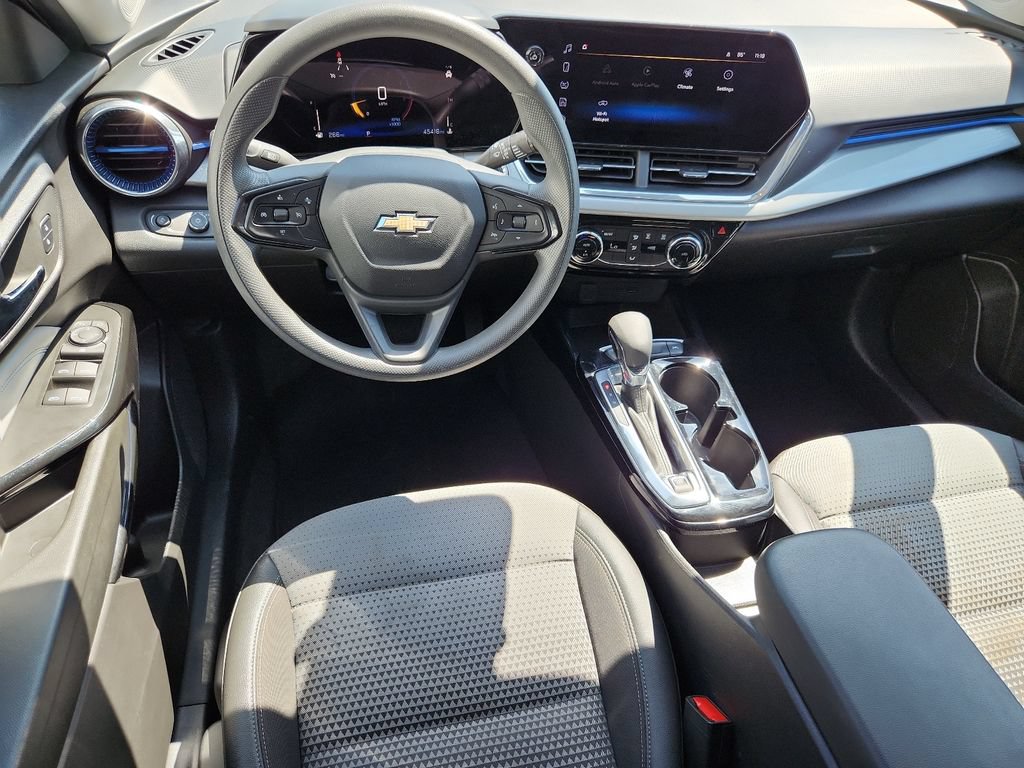 Used 2025 Chevrolet Trax LT FWD image 17