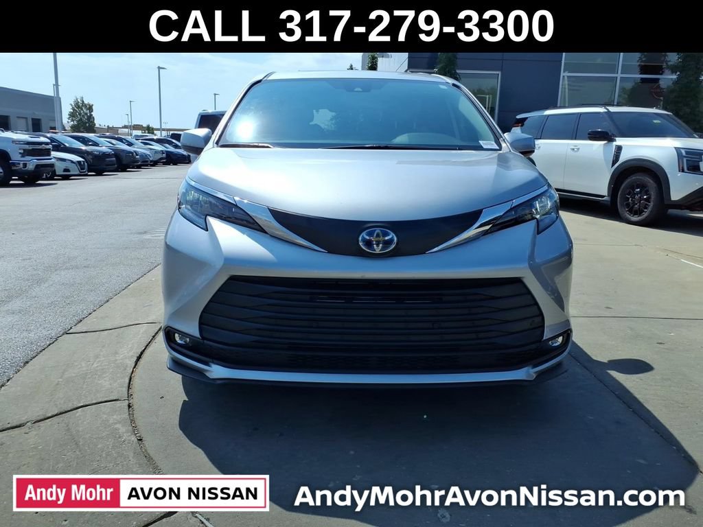 Used 2025 Toyota Sienna XLE FWD image 3