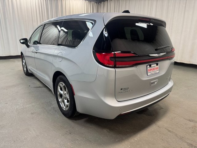 Used 2024 Chrysler Pacifica Limited image 6