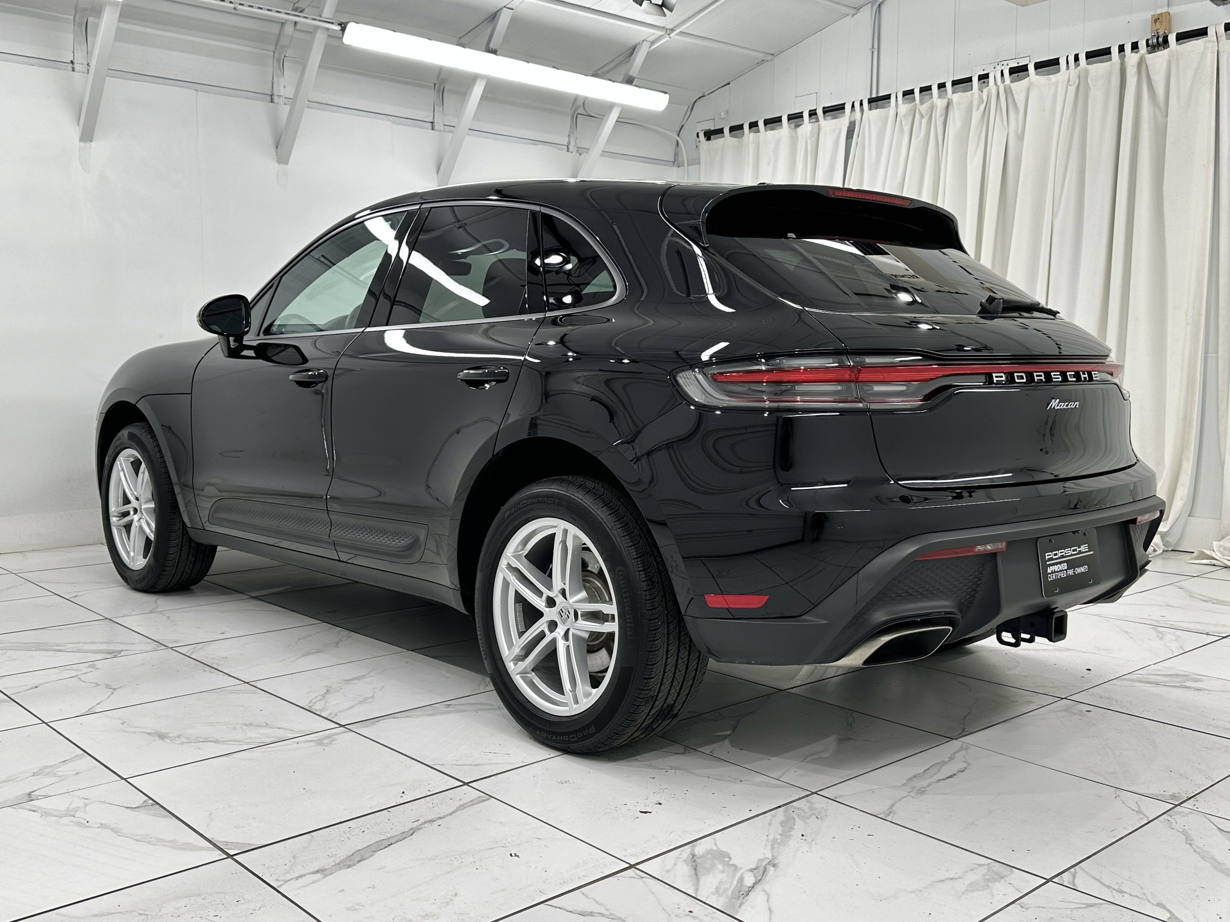 Certified 2024 Porsche Macan image 3