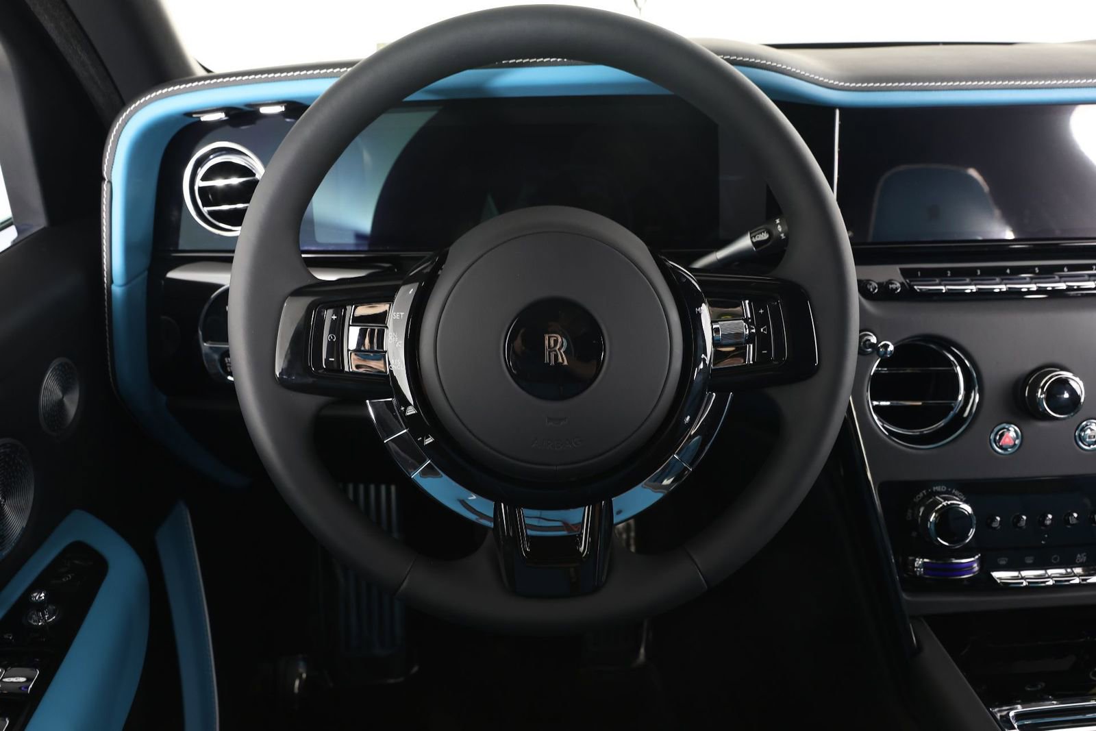 New 2026 Rolls-Royce Cullinan Black Badge image 12