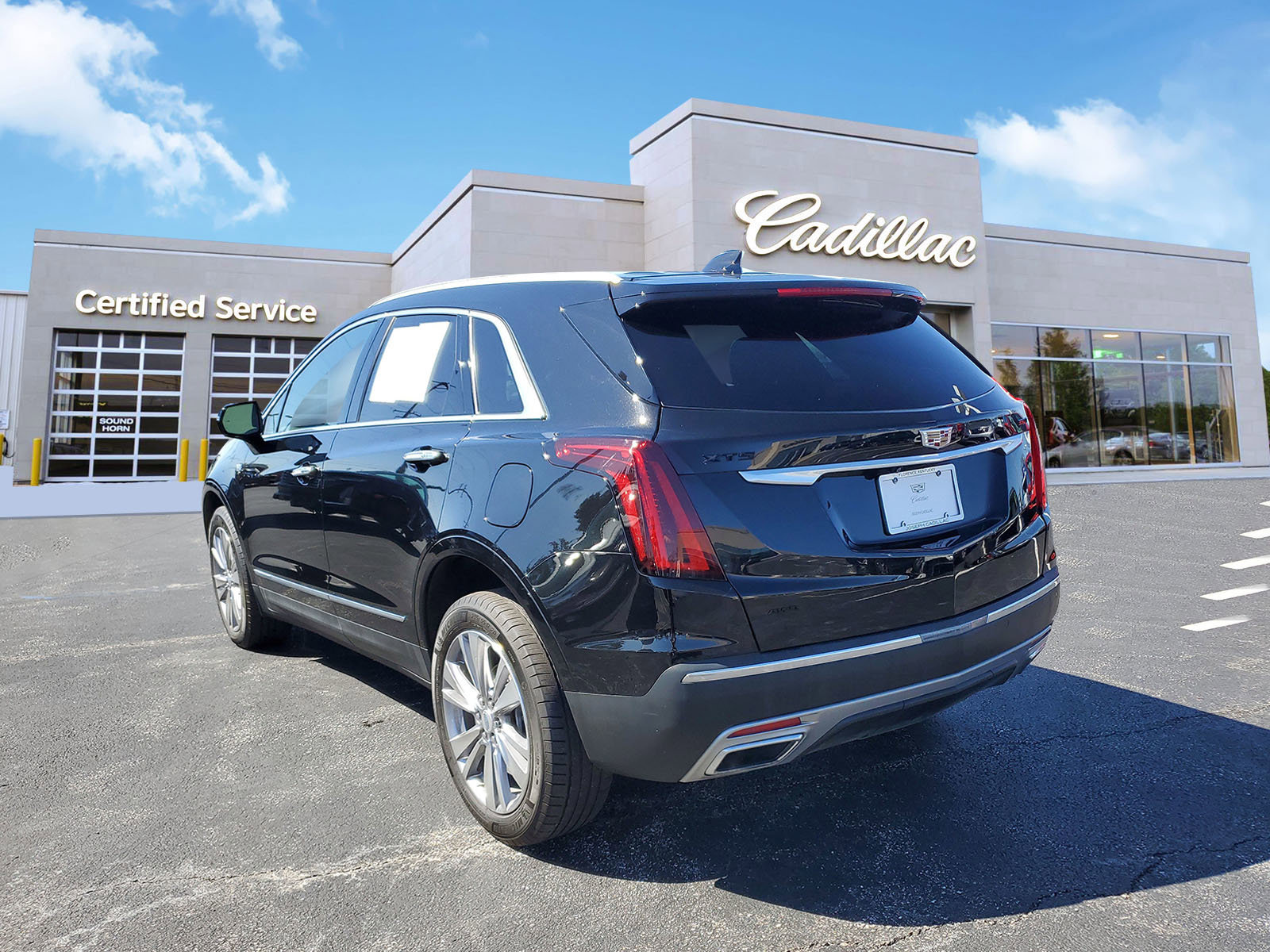 Certified 2023 Cadillac XT5 Premium Luxury image 2