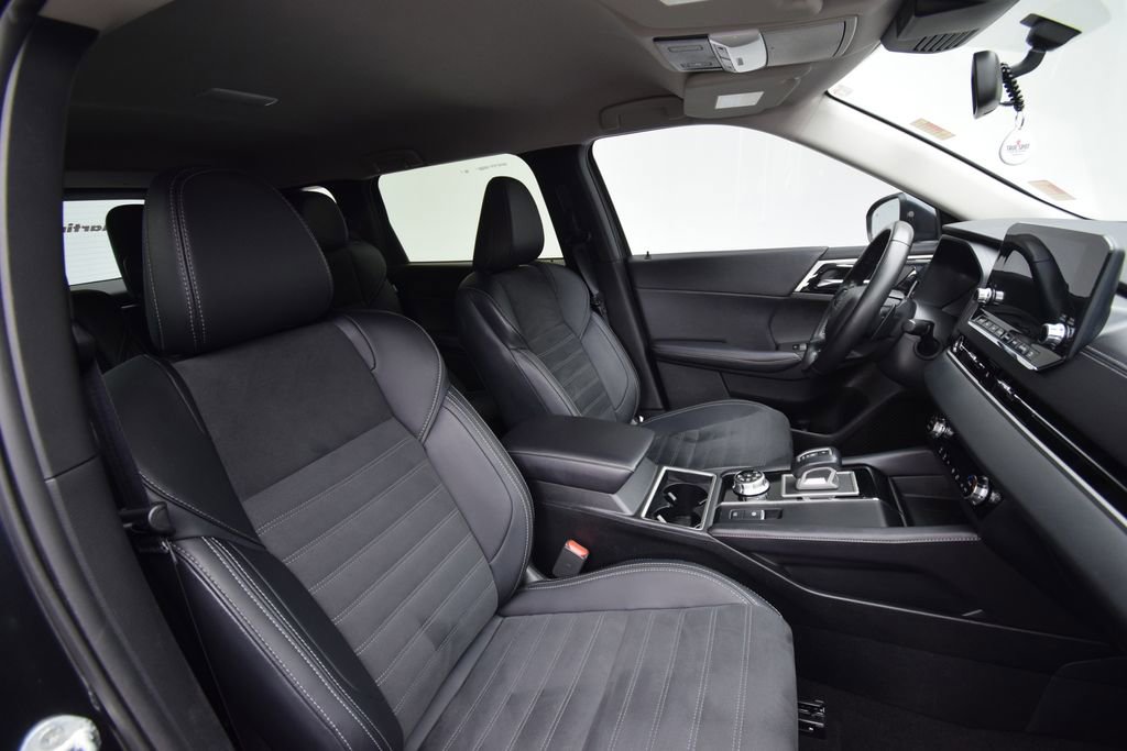 Used 2024 Mitsubishi Outlander SE Black Edition image 16