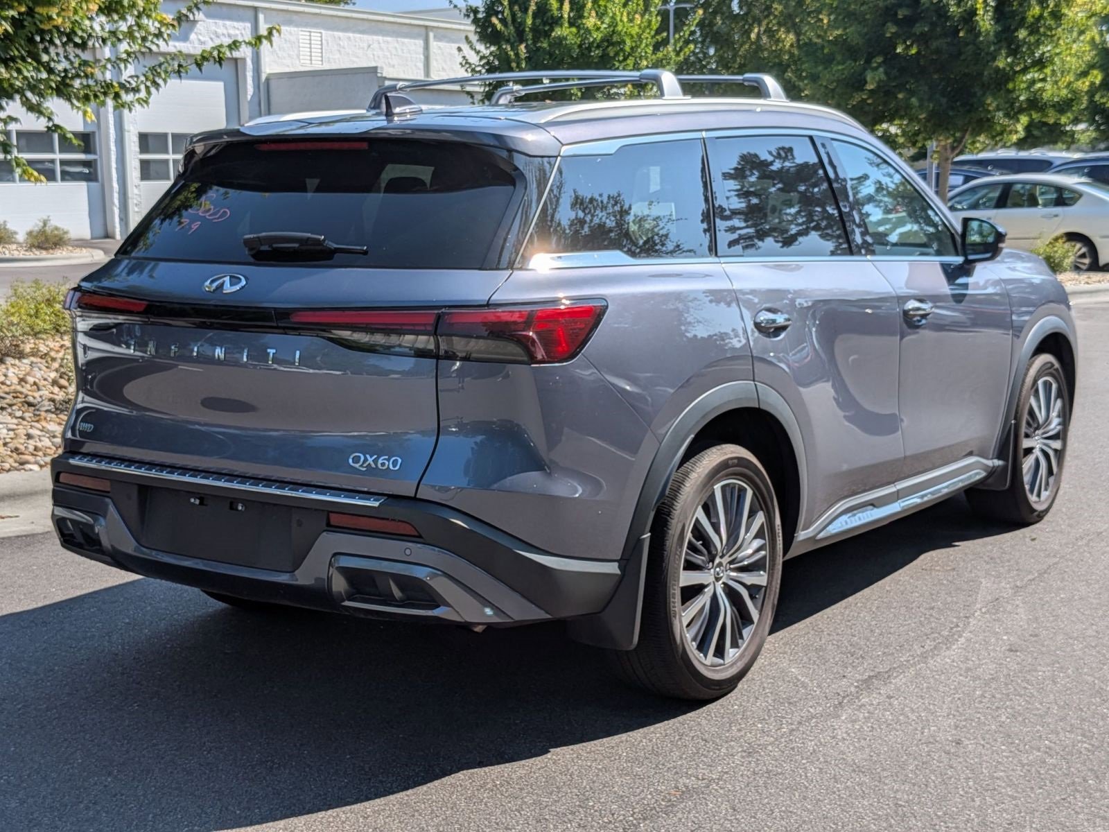 Used 2023 INFINITI QX60 Sensory w/ Vision Package image 3