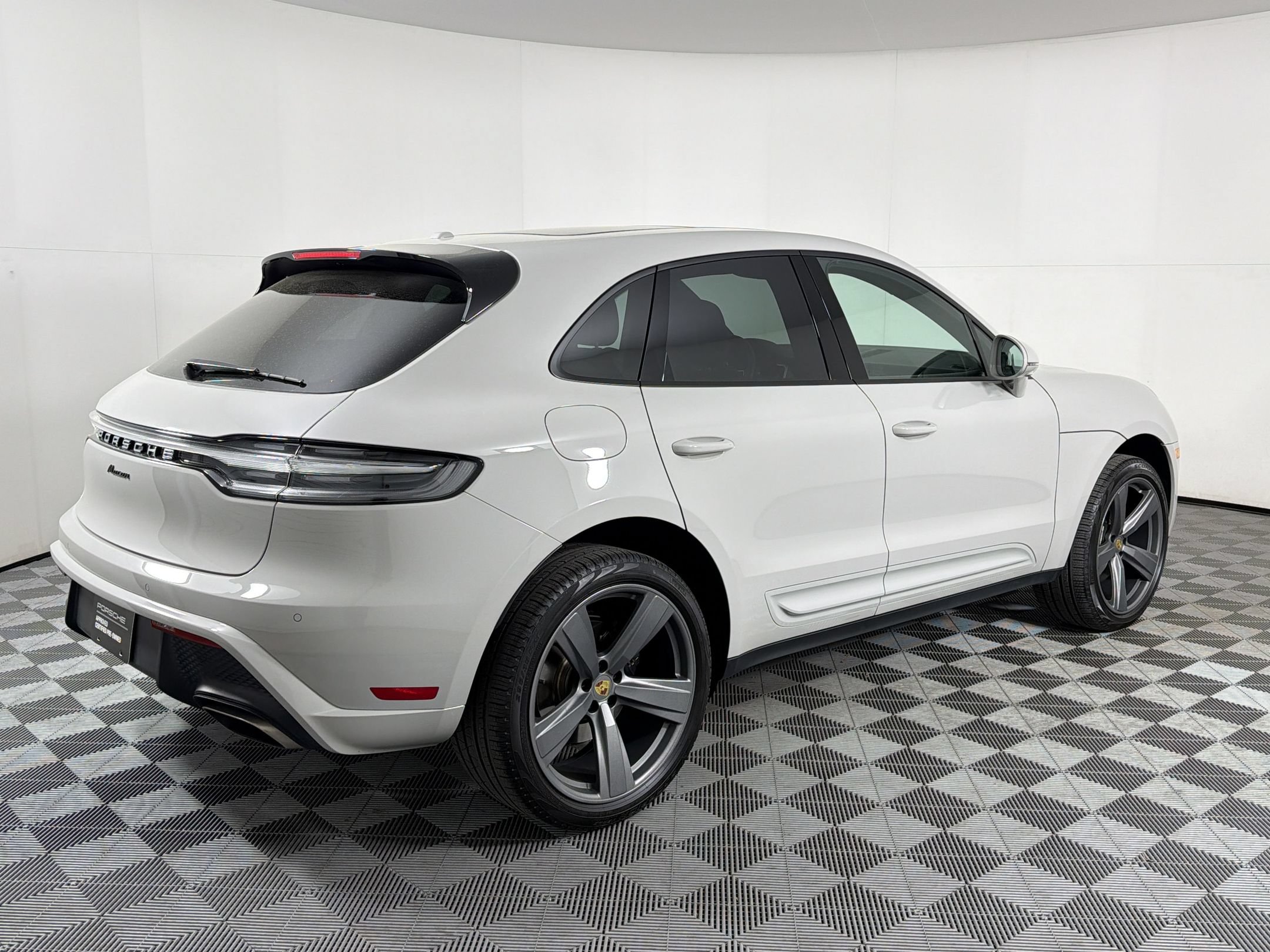 Certified 2025 Porsche Macan AWD/4WD image 10