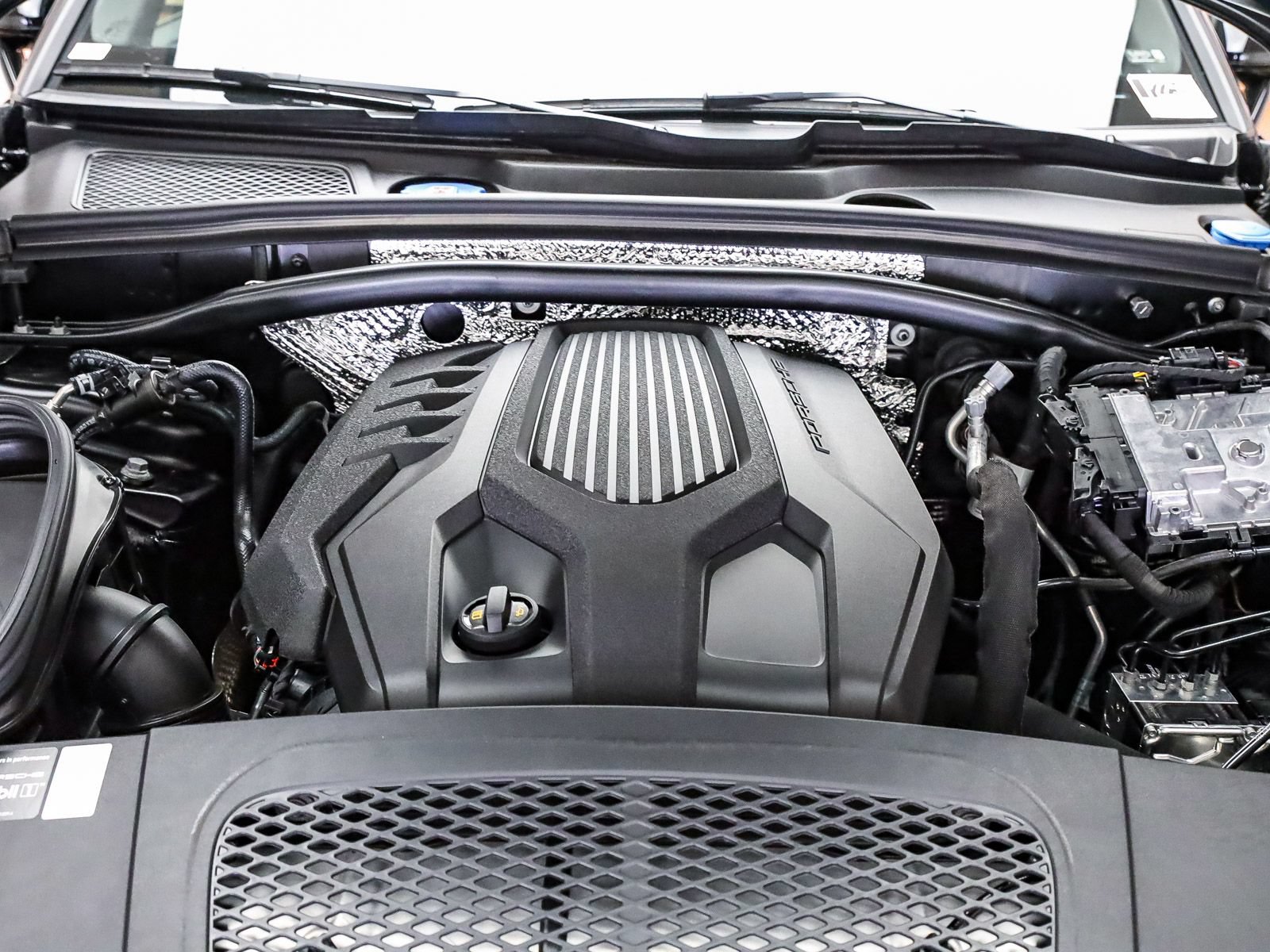 Certified 2026 Porsche Macan AWD/4WD image 32