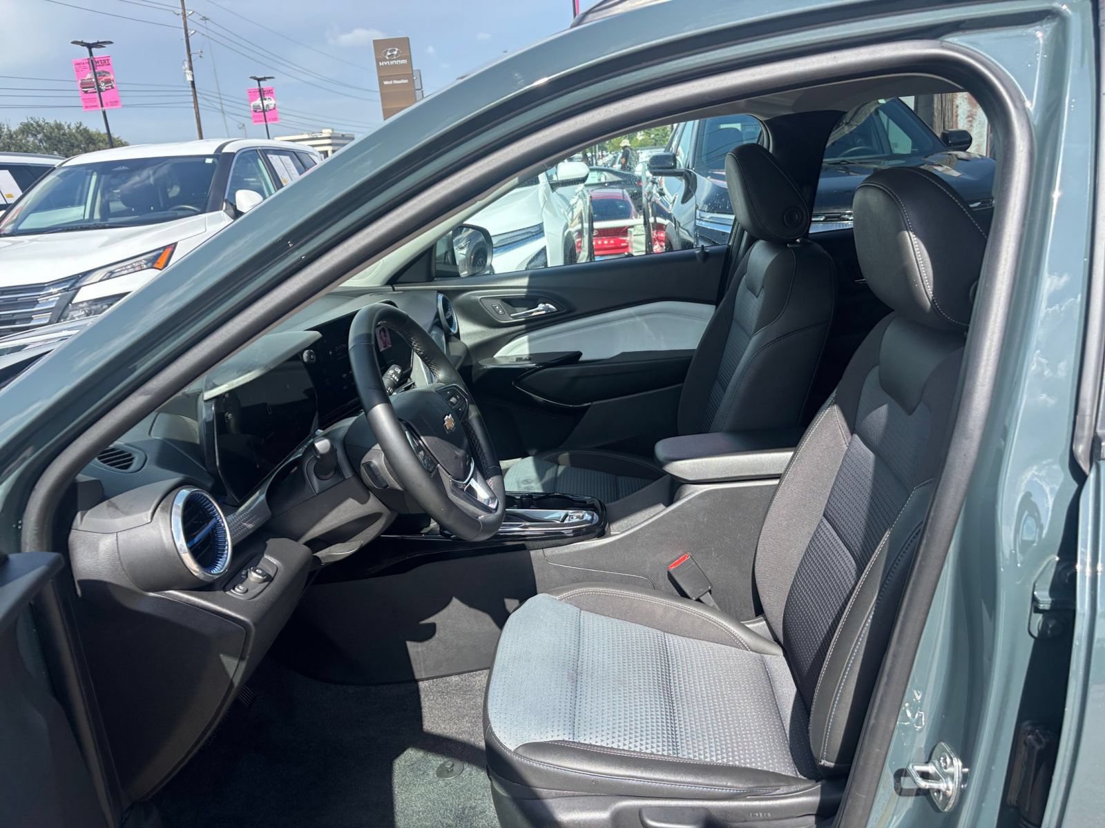 Used 2025 Chevrolet Trax LT w/ LT Convenience Package FWD image 21