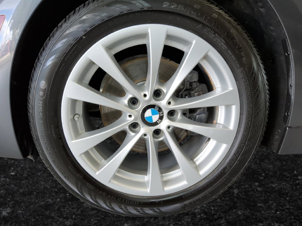 Used 2017 BMW 320i xDrive Sedan AWD/4WD image 25