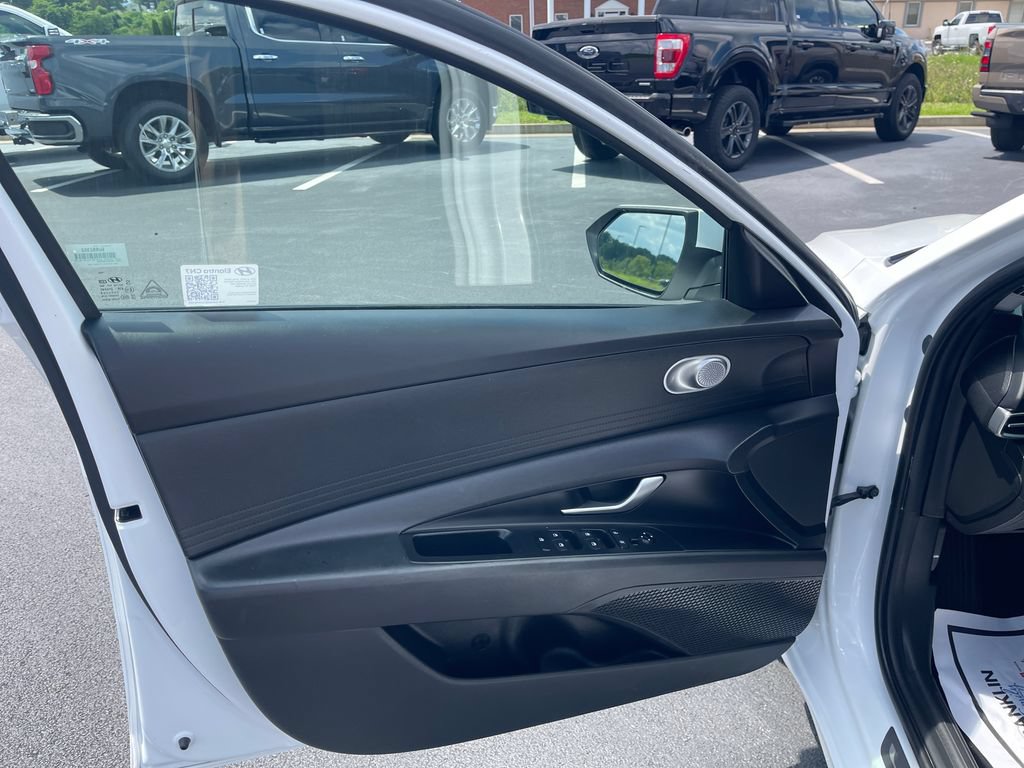 Used 2025 Hyundai Elantra SE FWD image 12