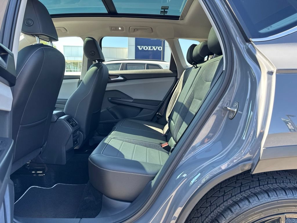 Used 2023 Volkswagen Taos SE w/ Panoramic Sunroof Package AWD/4WD image 5