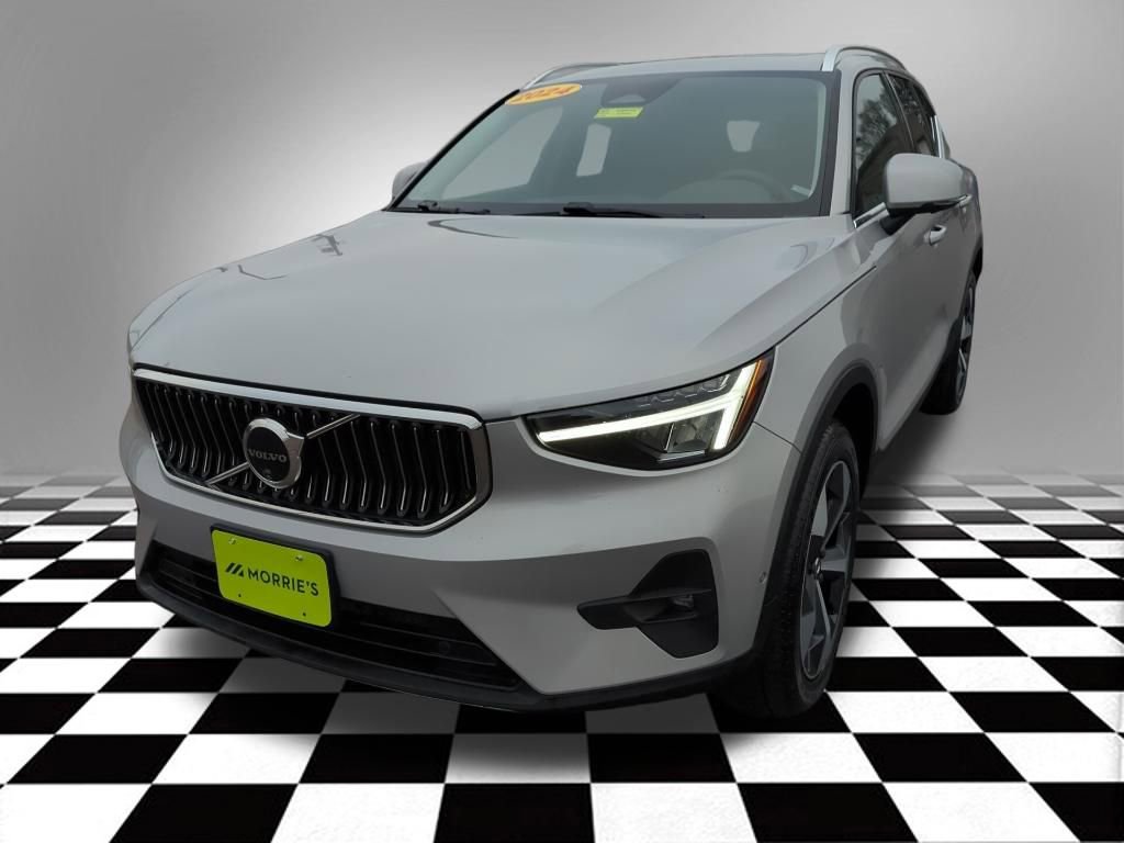 Used 2024 Volvo XC40 B5 Plus image 3
