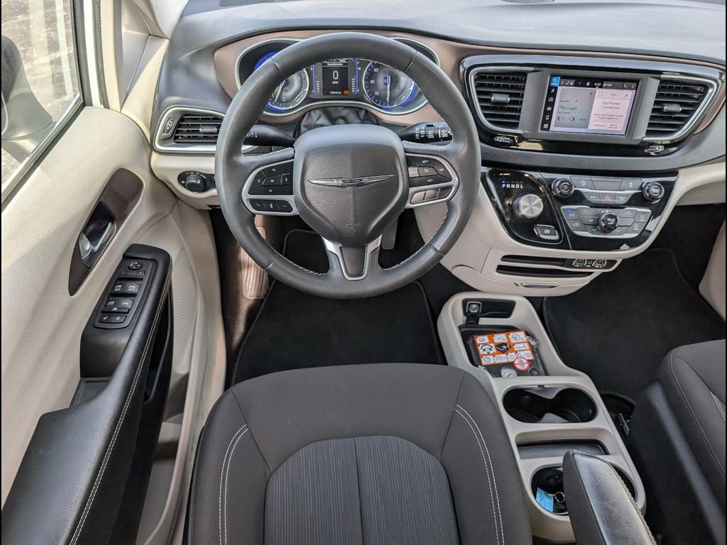 Used 2022 Chrysler Voyager LX image 11