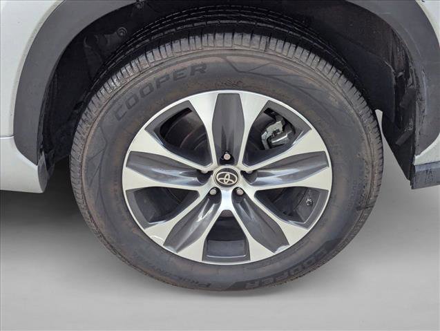 Used 2023 Toyota Highlander XLE FWD image 4