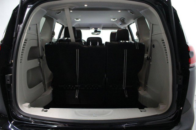 Used 2024 Chrysler Pacifica Touring-L image 31