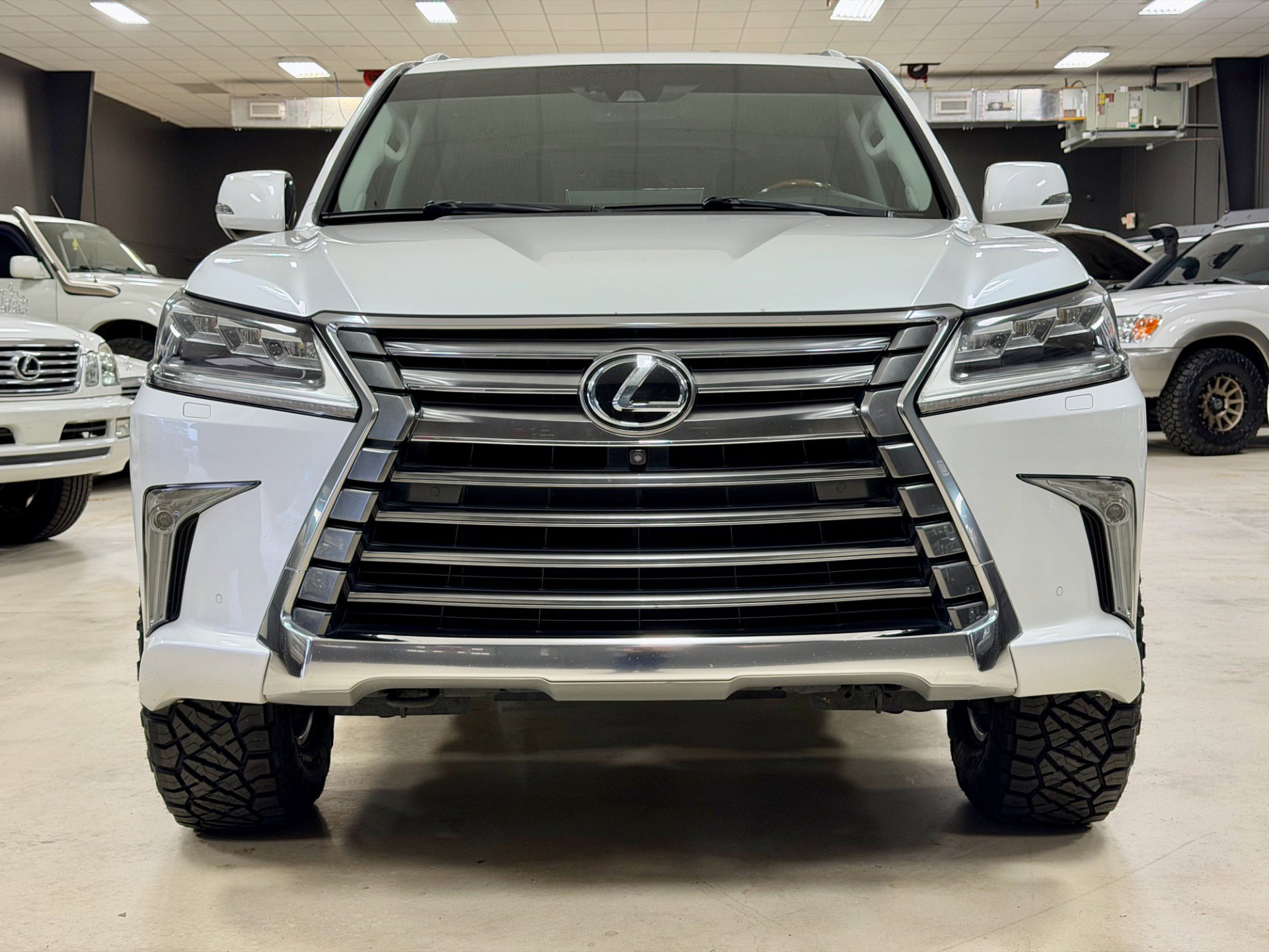 Used 2016 Lexus LX 570 w/ Luxury Package image 3
