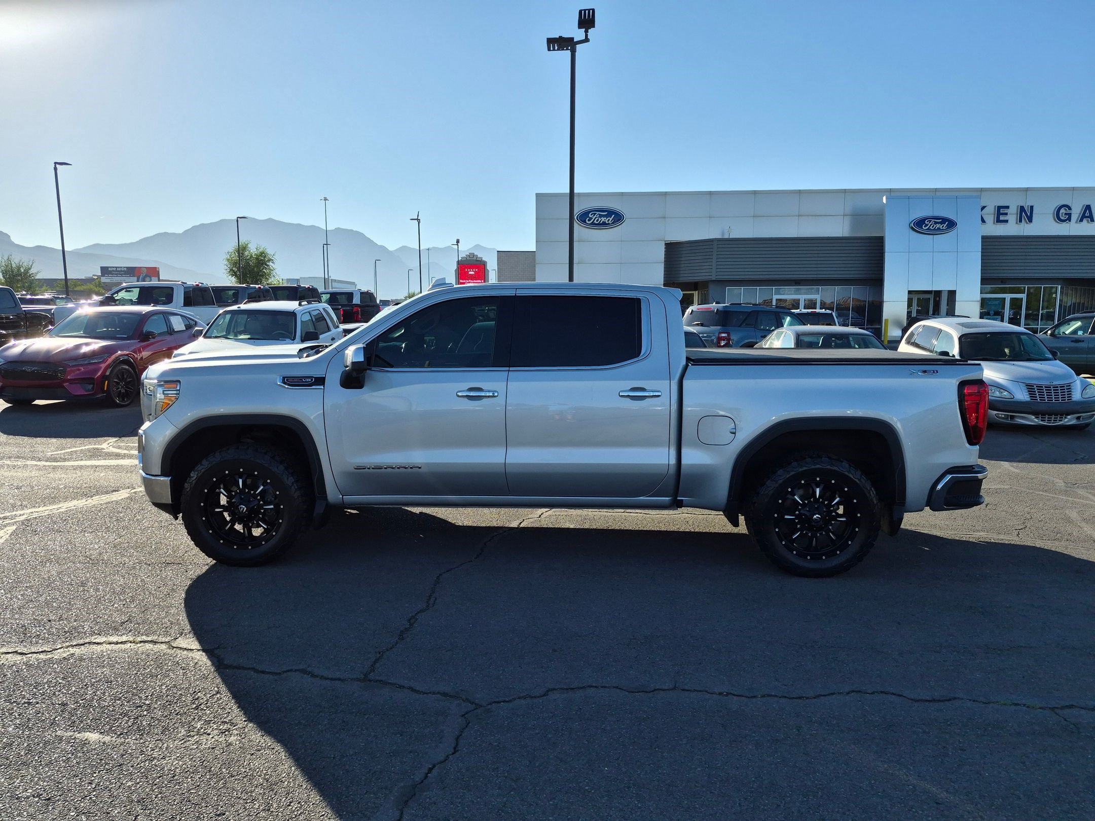 Used 2019 GMC Sierra 1500 SLT w/ Driver Alert Package I AWD/4WD image 9