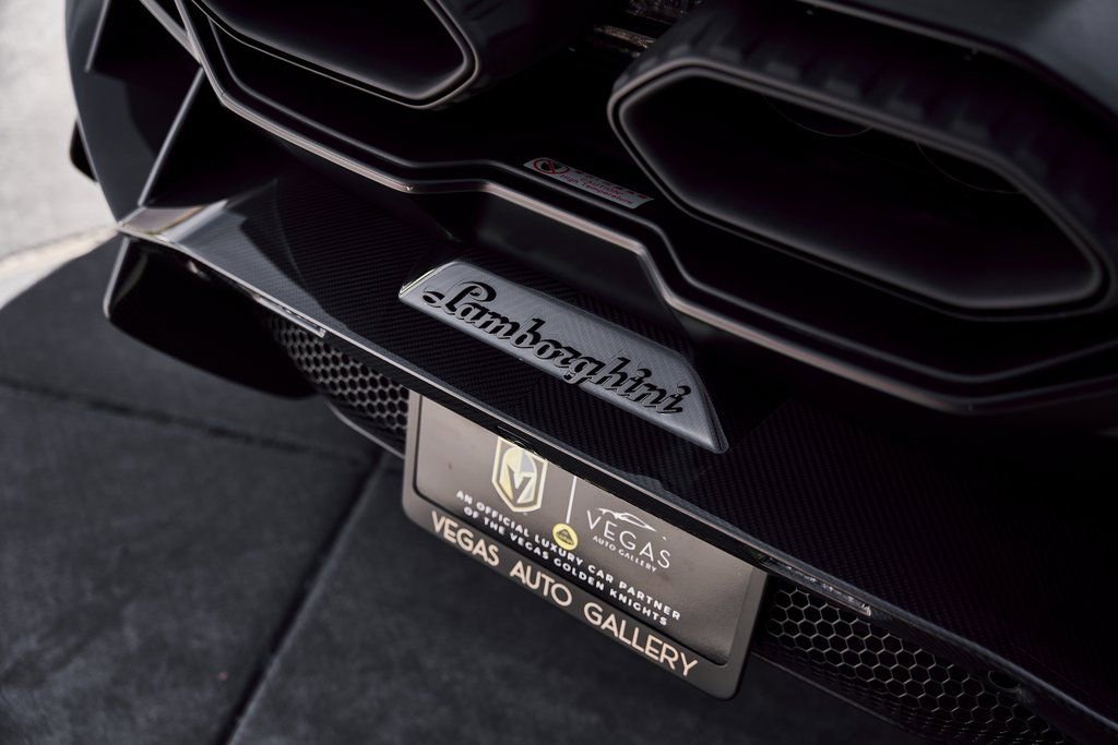 Used 2025 Lamborghini Revuelto image 18