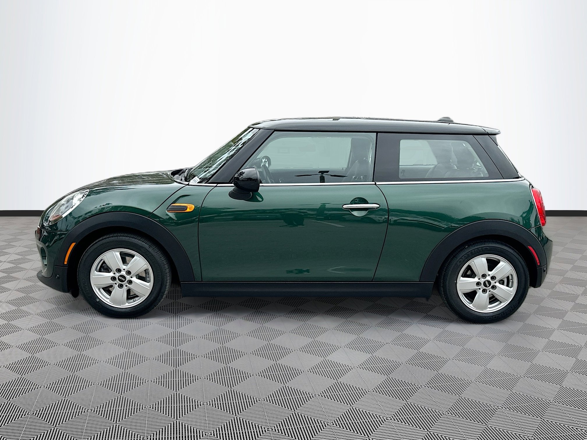 Used 2018 MINI Cooper 2-Door Hardtop image 4