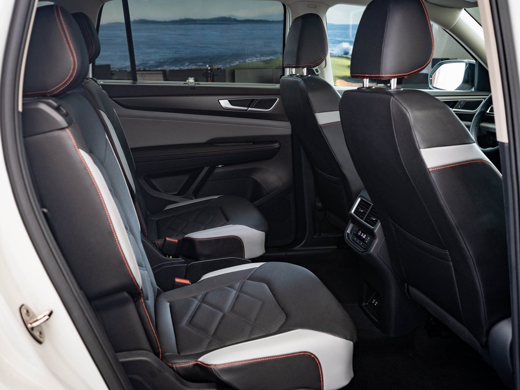 Used 2025 Volkswagen Atlas Peak Edition SE image 36