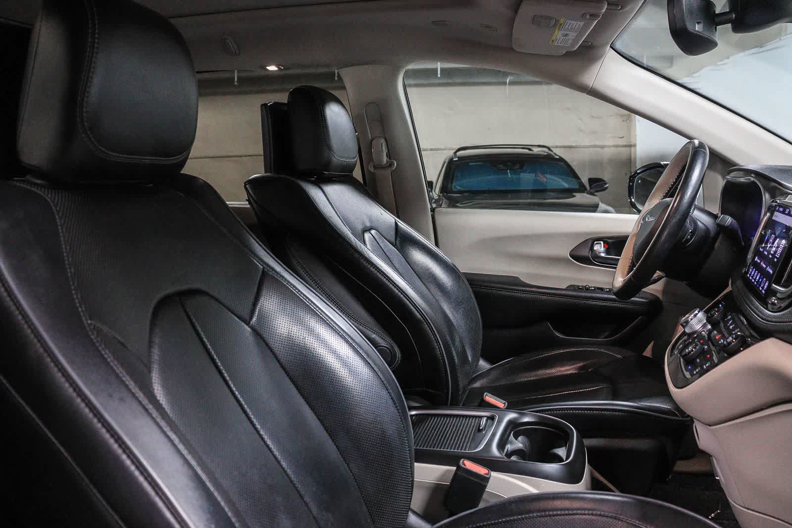 Used 2019 Chrysler Pacifica Limited w/ Advanced Safetytec Group FWD image 18