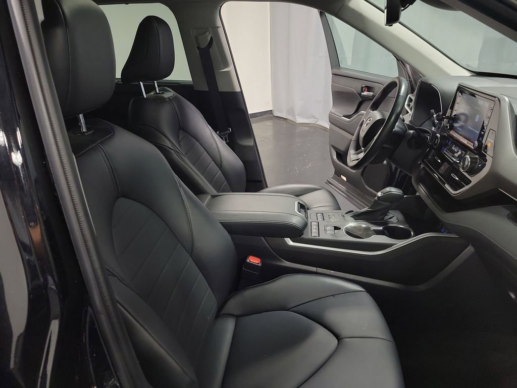 Used 2022 Toyota Highlander XLE image 25
