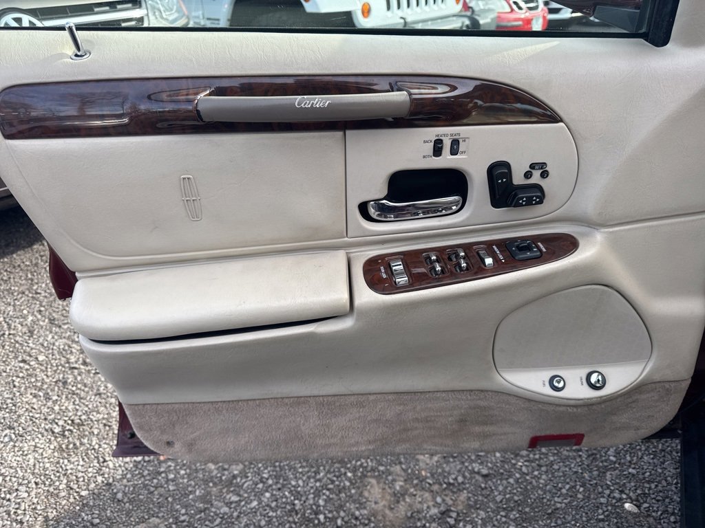 Used 2000 Lincoln Town Car Cartier image 26