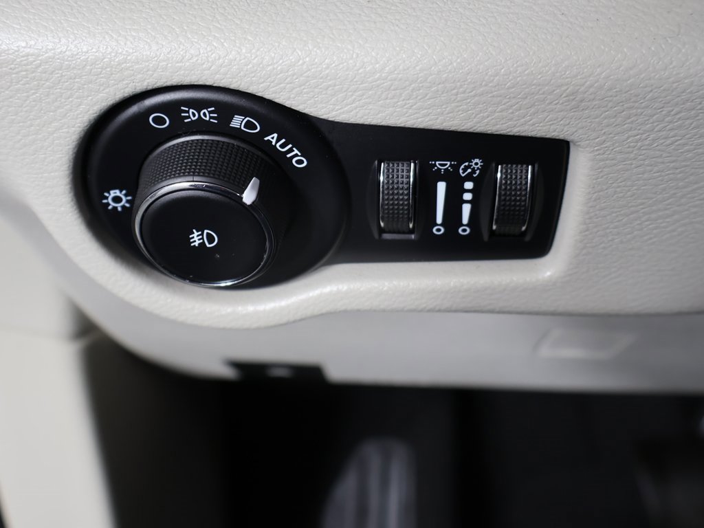 Used 2022 Chrysler Pacifica Touring-L image 34